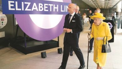 بريطانيا إليزابيث تدشن خط قطار باسمها في لندن