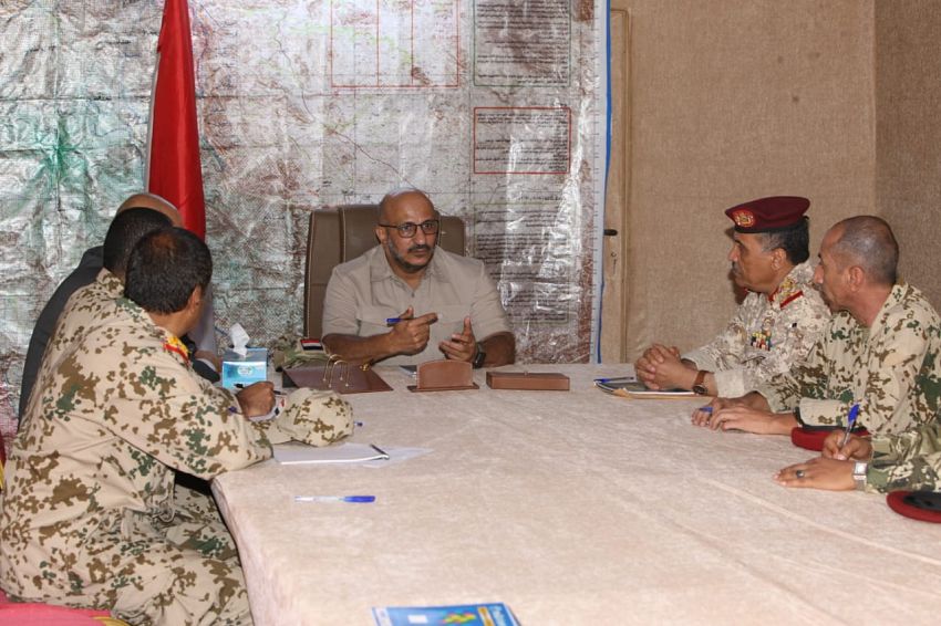 عضو مجلس القيادة الرئاسي طارق صالح يناقش التطورات الأمنية والعسكرية في محور تعز