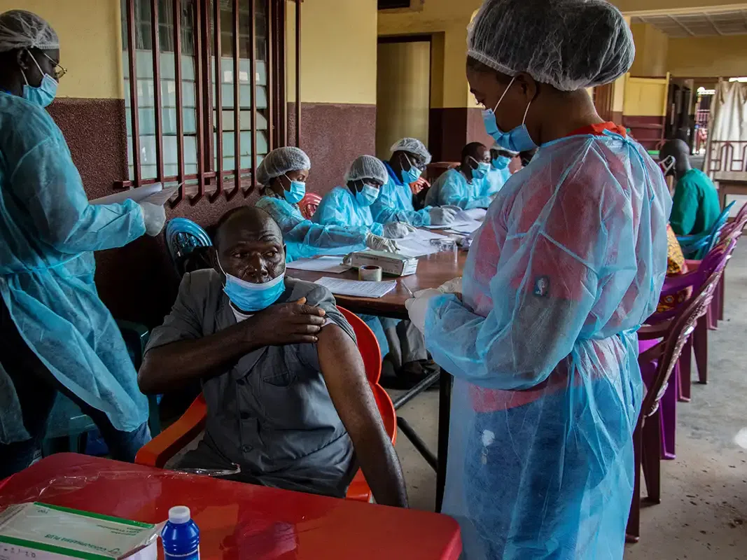 أوغندا تفرض إغلاقا في منطقتين إثر تفشي فيروس إيبولا