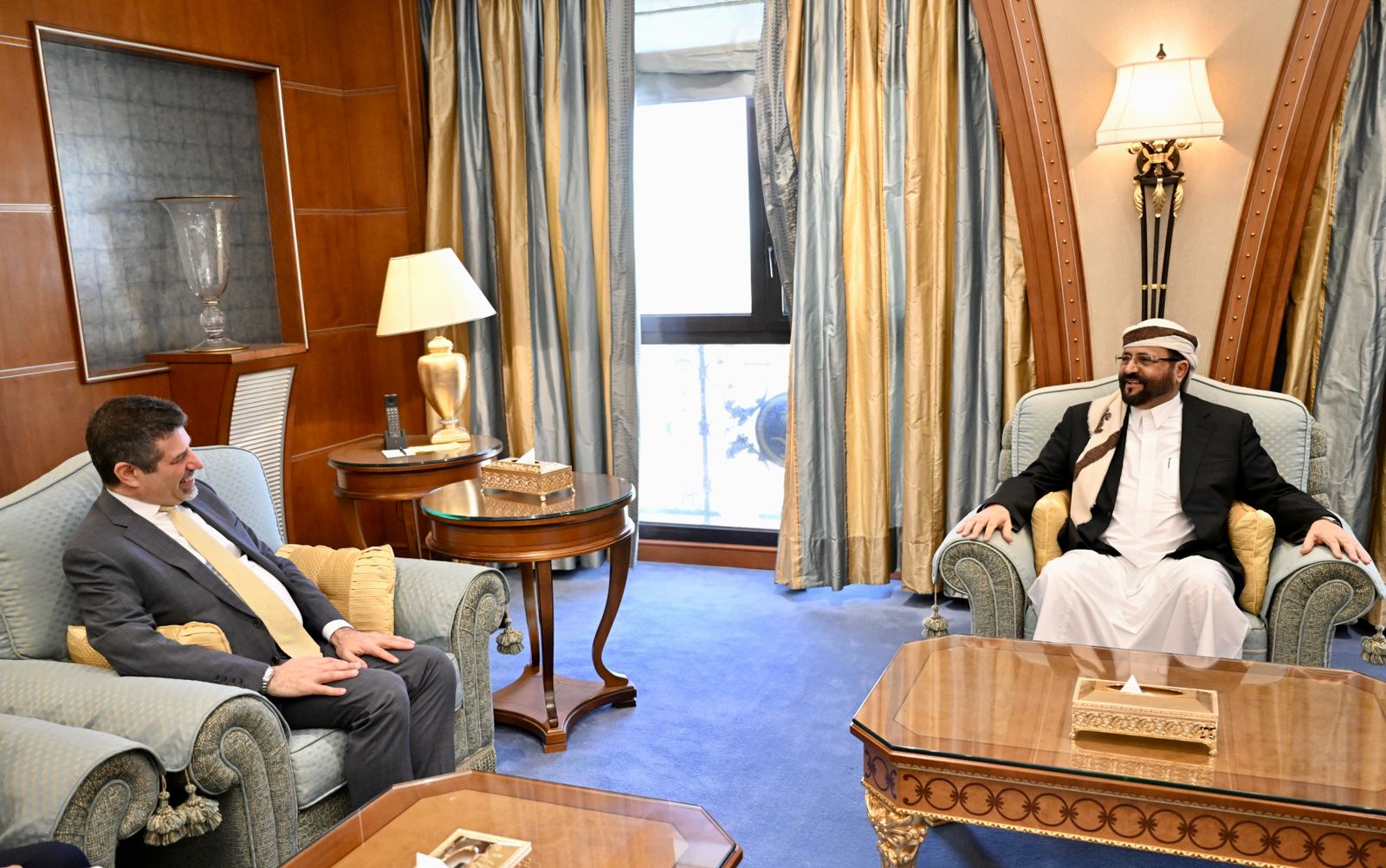 عضو مجلس القيادة اللواء سلطان العرادة يناقش مع السفير الأمريكي التحديات الراهنة والتصعيد الحوثي المتواصل