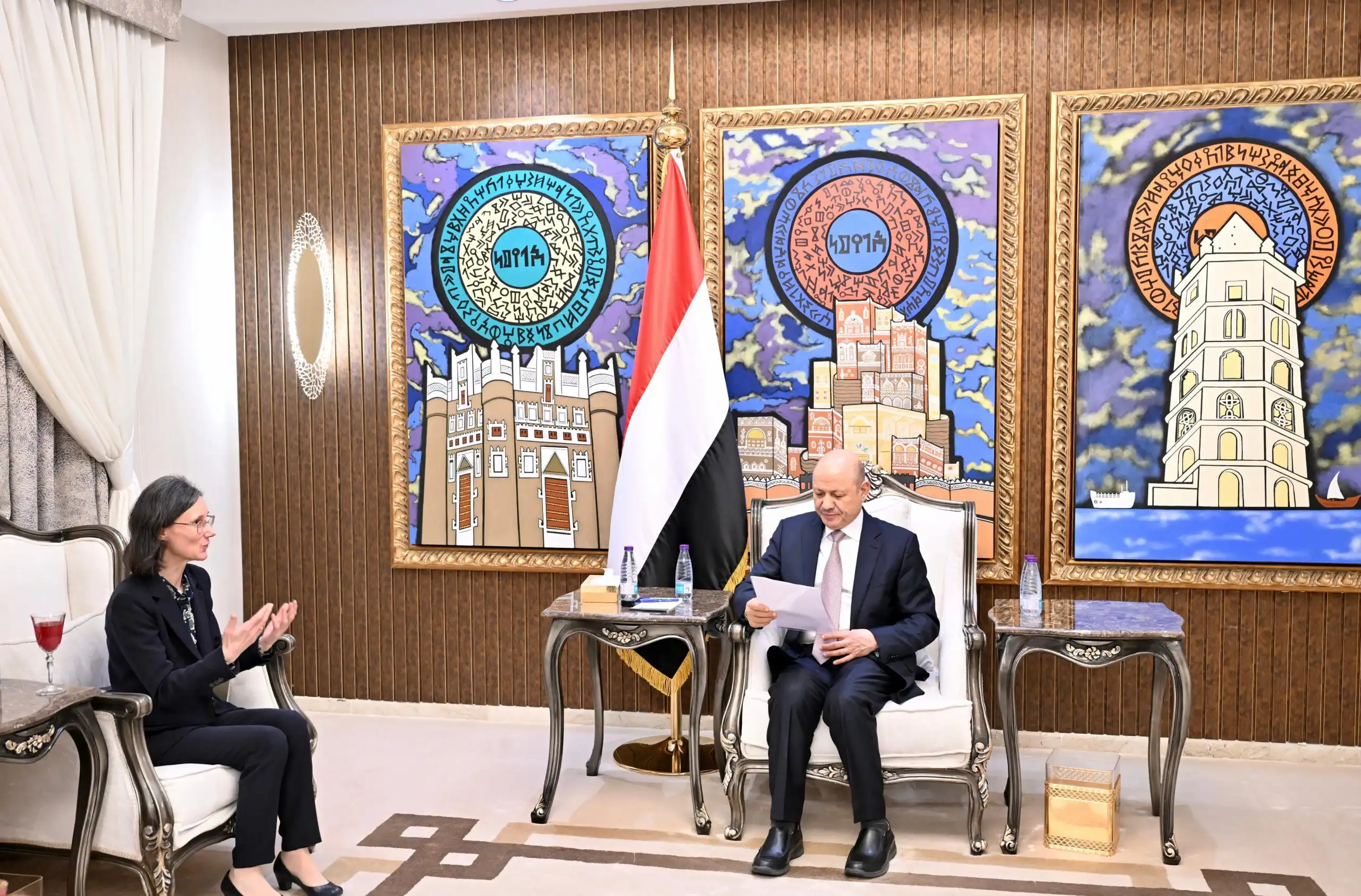 رئيس مجلس القيادة يتسلم دعوة من الرئيس الفرنسي لحضور الدورة الثالثة لمؤتمر الأمم المتحدة المعني بالمحيط