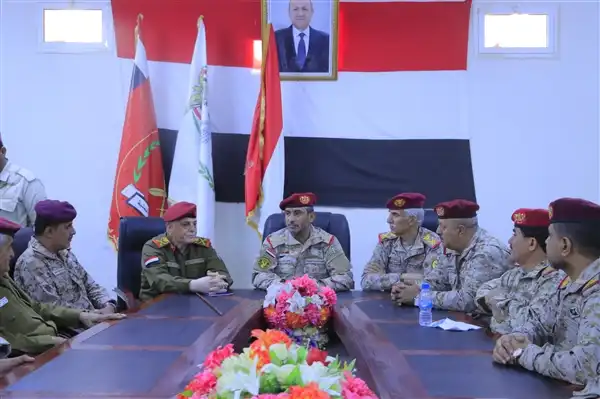 رئيس هيئة الأركان يشيد بتضحية أبطال المنطقة العسكرية الأولى ويكرم قائدها السابق