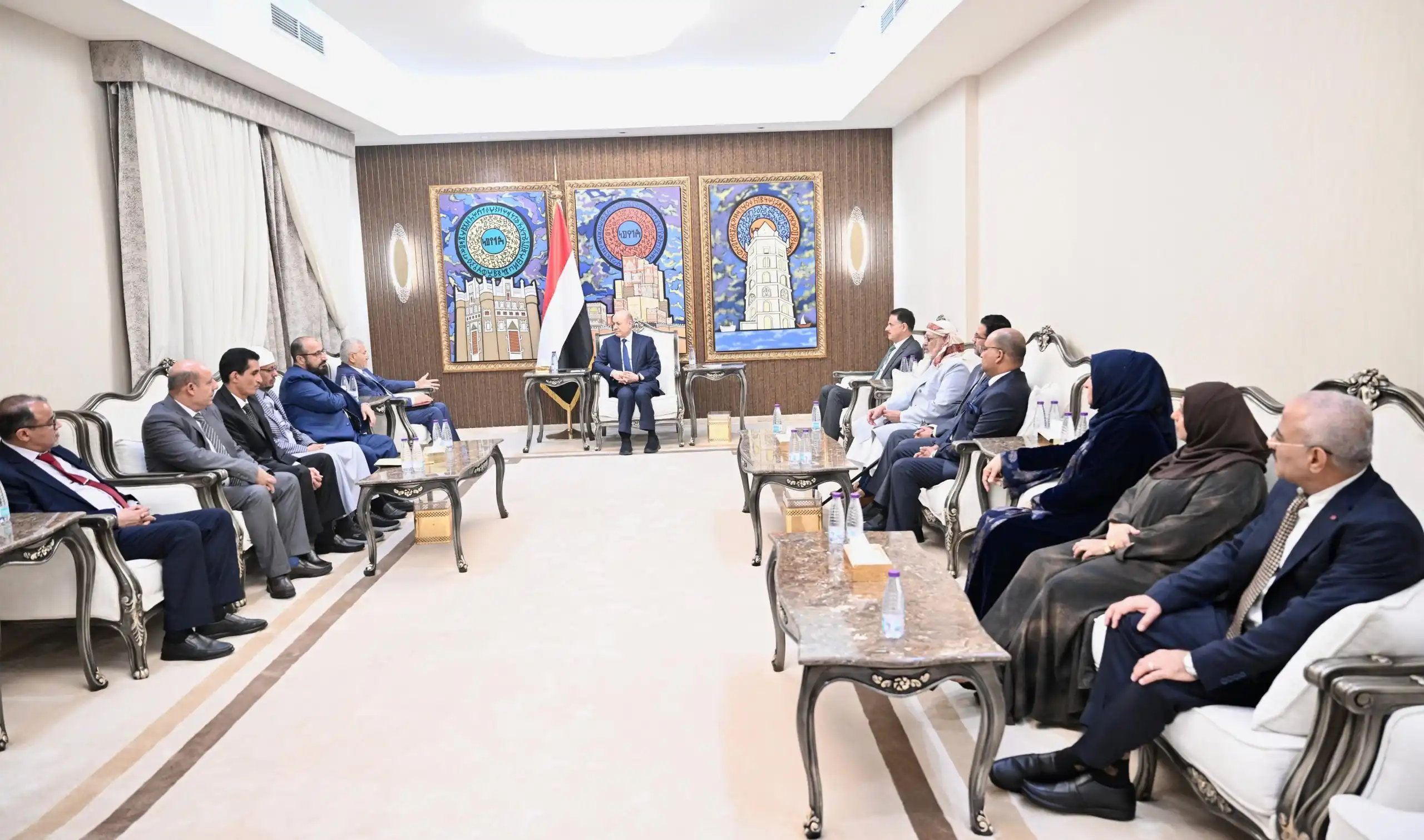 رئيس مجلس القيادة الرئاسي يلتقي الفريق القانوني المساند لمجلس القيادة