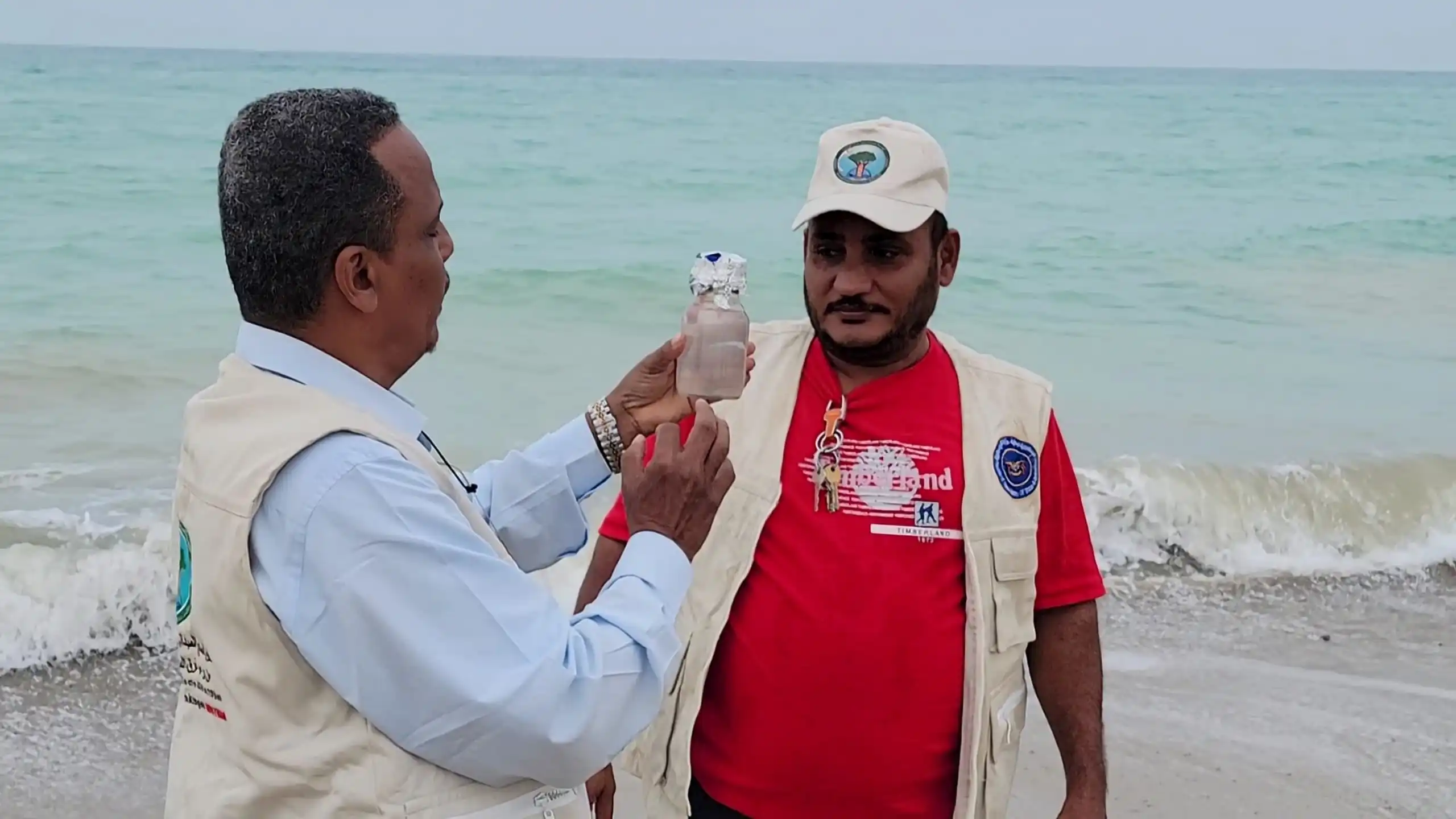 حماية البيئة تنفذ مسح لسواحل الحديدة لمعرفة مدى تأثرها بغرق السفينة “روبيمار”