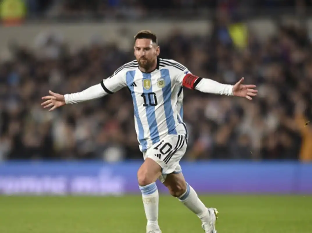 تصفيات كأس العالم 2026: ميسي يقود الأرجنتين لمواجهة الأوروغواي والبرازيل بوينس