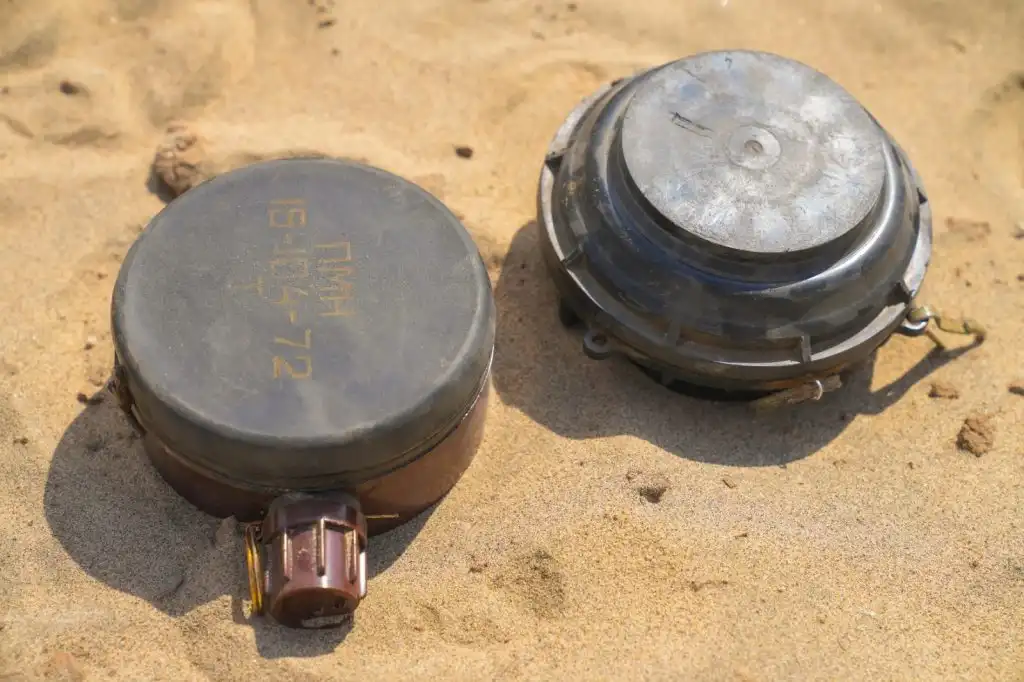 مقتل وإصابة طفلين بانفجار لغم حوثي في نهم