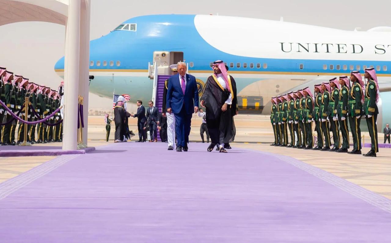 الرئيس الامريكي يصل الرياض وولي العهد السعودي في مقدمة مستقبليه 1 1 6