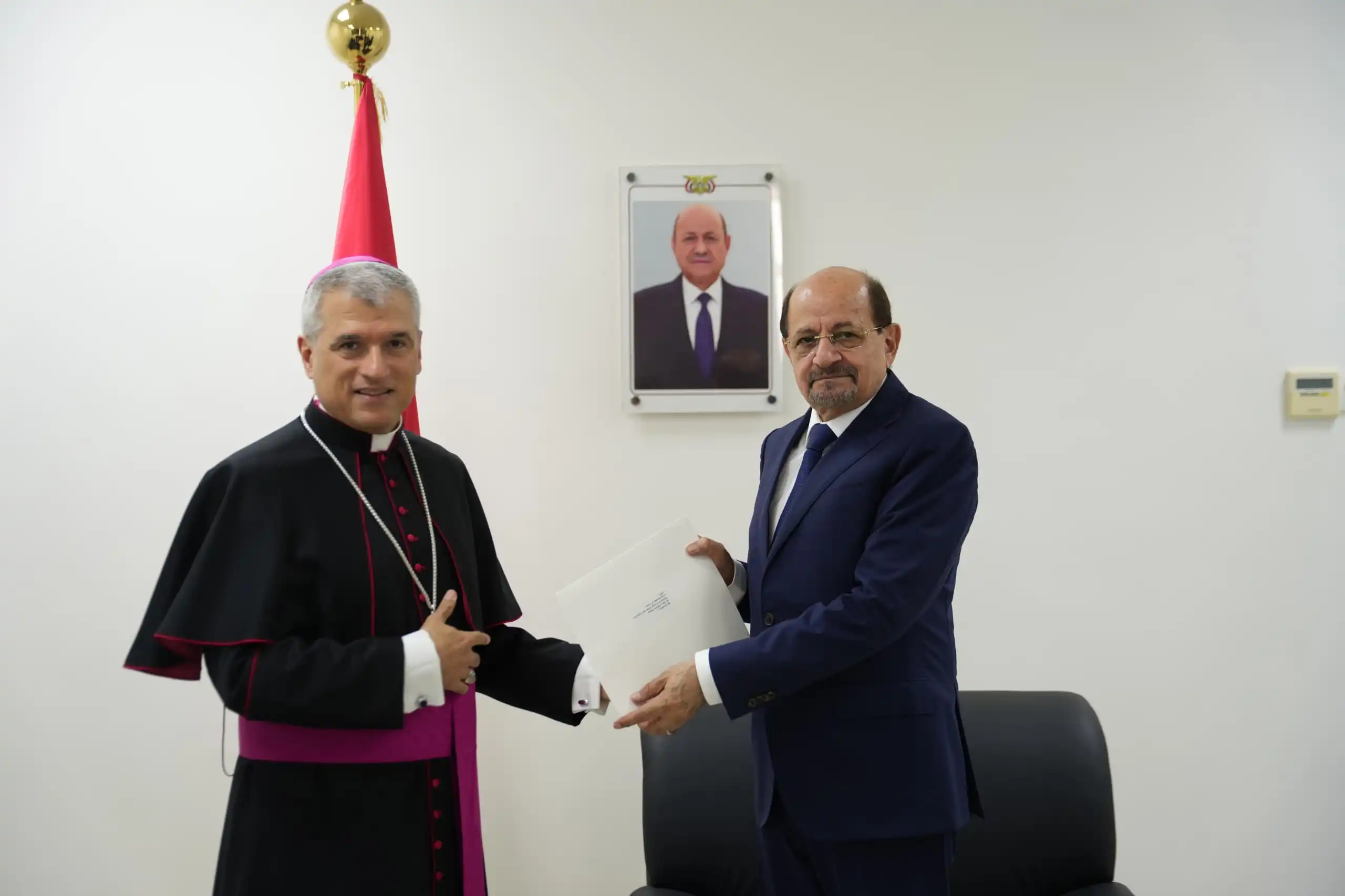 وزير الخارجية يتسلم نسخة من أوراق اعتماد سفير الفاتيكان لدى اليمن