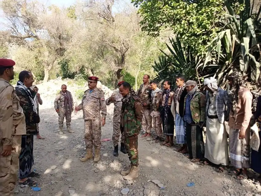 اللواء المجيدي يطلع على مستوى الجاهزية القتالية للمقاتلين في الخطوط الأمامية بمديرية المسراخ بتعز