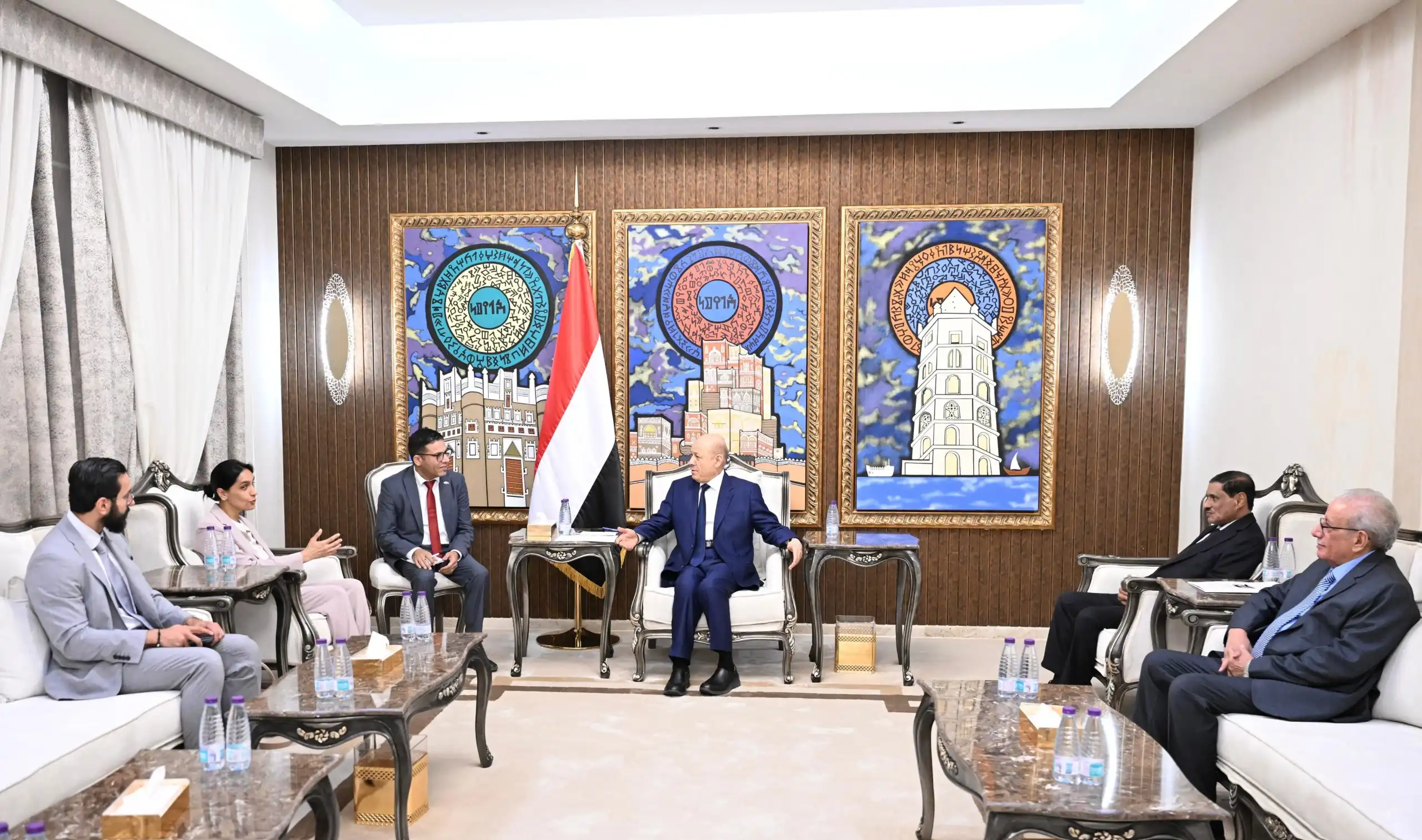 رئيس مجلس القيادة يؤكد اهمية مضاعفة الضغوط الدولية لتقويض اقتصاد الحرب