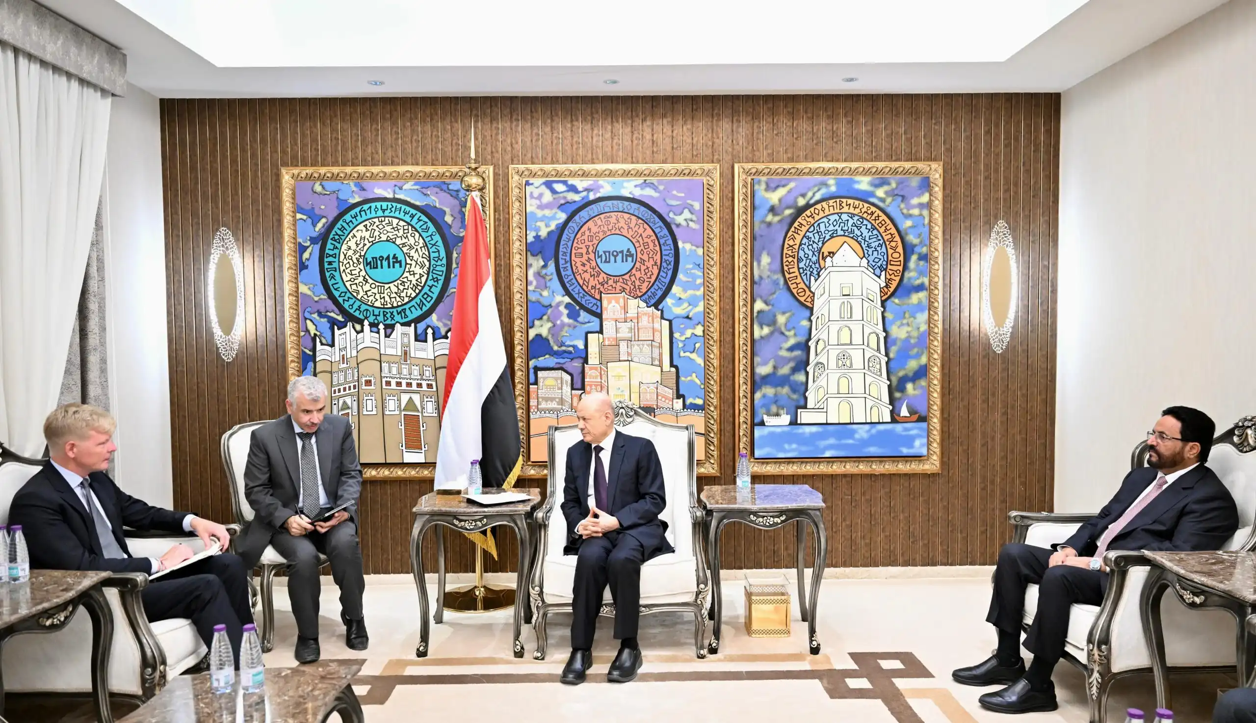 رئيس مجلس القيادة يؤكد اهمية تفكيك البنية العنصرية والعسكرية للمليشيات كسبيل لتحقيق السلام المستدام