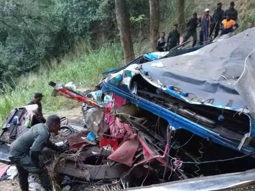 مصرع 15 شخصًا في حادث سقوط حافلة سياحية بمنطقة جبلية وسط سريلانكا