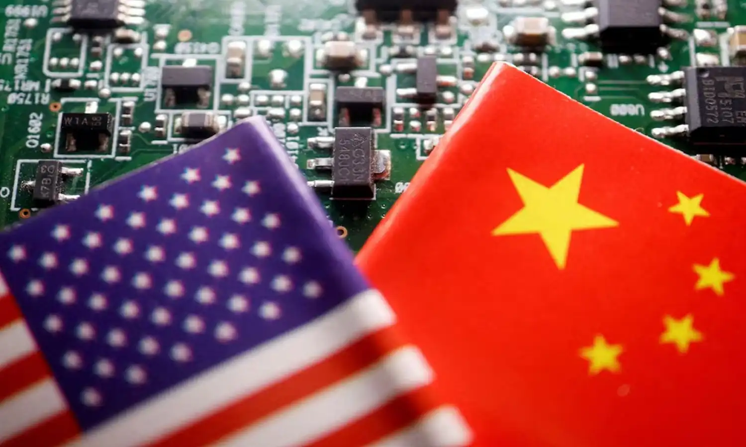 واشنطن تلغي إعفاءات تصدير الرقائق إلى الصين وتقيّد عمليات TSMC وسامسونج وSK هاينكس