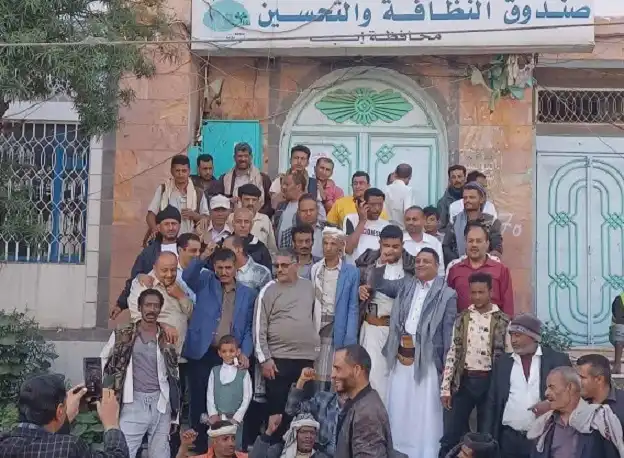 إب: موظفو صندوق النظافة يحتجون على اعتداء قيادي حوثي على مديرهم
