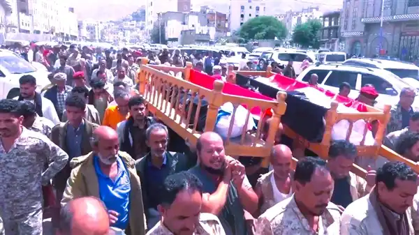 تعز تودّع اثنين من أبطال اللواء 170 دفاع جوي في مراسم تشييع رسمية
