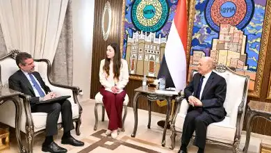 رئيس مجلس القيادة يؤكد الالتزام الصارم بإنفاذ القرارات السيادية ويحذر من تداعيات التمرد على أمن اليمن والمنطقة