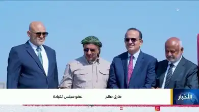 عضو مجلس القيادة طارق صالح يضح حجر اساس مشروع إعادة تأهيل وصيانة طريق المخا  الخوخة