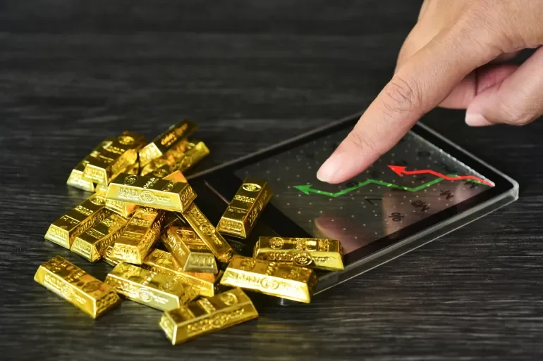 الذهب يرتفع أكثر من 1 بالمائة مع تزايد الطلب على الملاذات الآمنة
