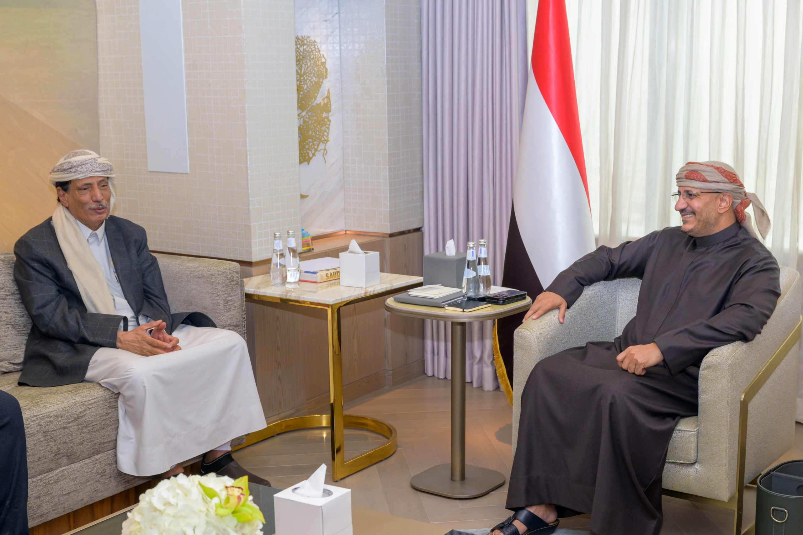 عضو مجلس القيادة طارق صالح يناقش مع محافظ المهرة الأوضاع الخدمية والتنموية وجهود تعزيز الأمن