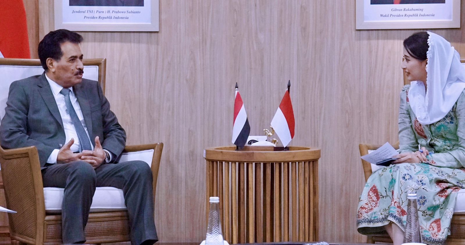 سفير اليمن لدى إندونيسيا يبحث مع نائبة وزير التجارة الإندونيسي إعادة تفعيل اللجنة المشتركة بين البلدين
