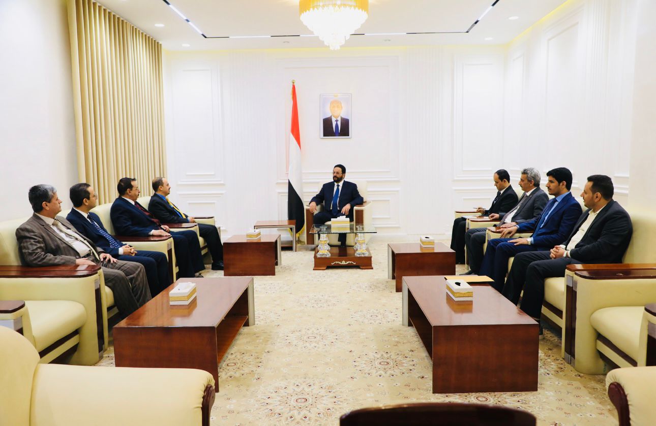 محافظ تعز يناقش الاجراءات المتعلقة بتعزيز أداء صندوق النظافة والتحسين بالمحافظة