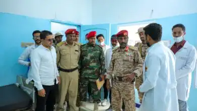 قائد محور الغيضة يطّلع على مستوى الخدمات الطبية بالمركز الطبي العسكري