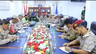 عدن.. لقاء عسكري يناقش تنفيذ التوجيهات لتعزيز الأمن وإخراج المعسكرات من المدينة