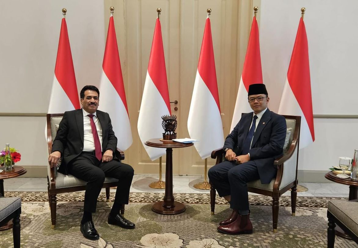سفير اليمن لدى إندونيسيا يبحث مع وزير الخارجية الإندونيسي تعزيز العلاقات الثنائية