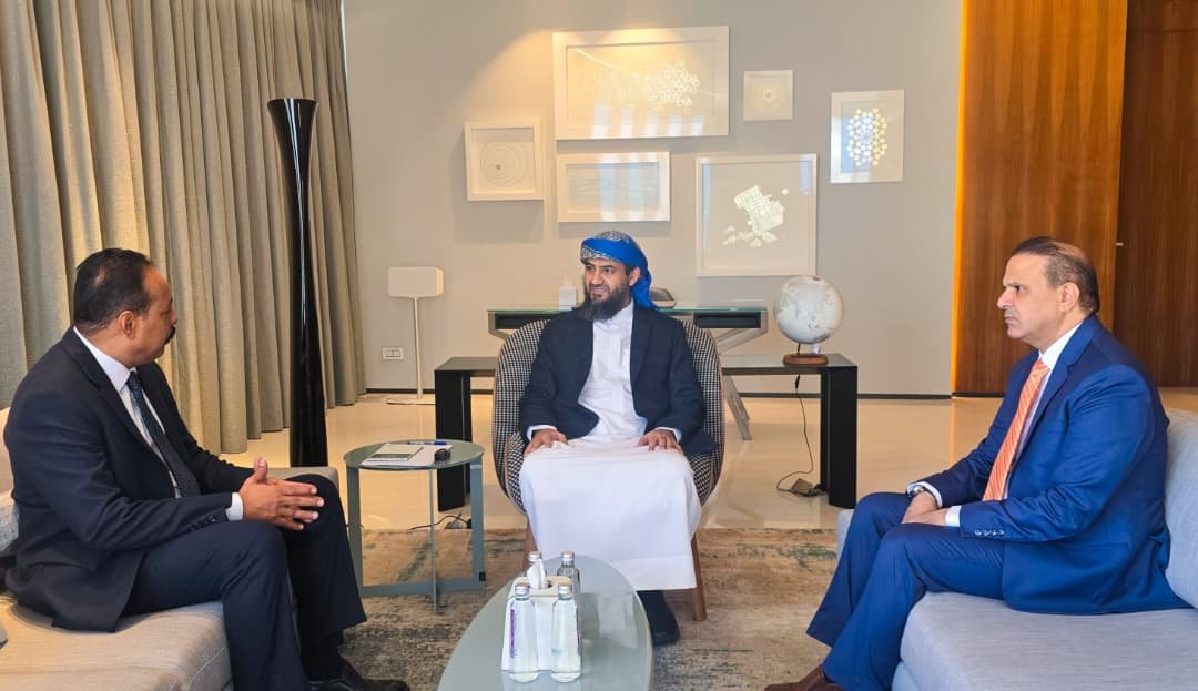 عضو مجلس القيادة عبدالرحمن المحرّمي يؤكد على أولوية تطوير شبكة الطرق والبنية التحتية