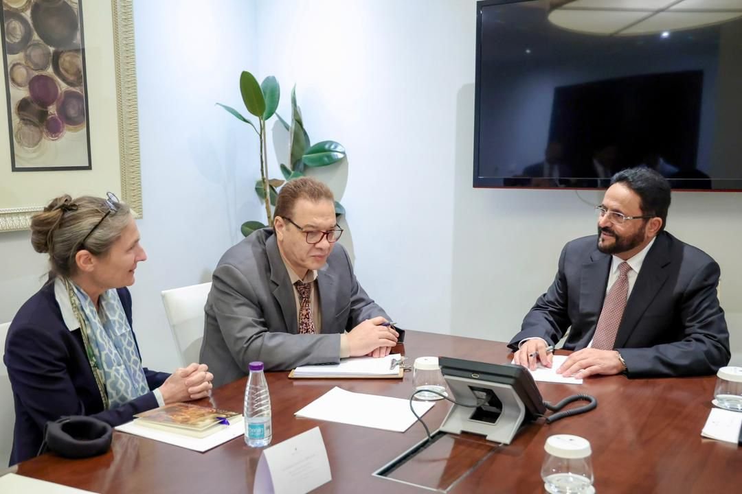 عضو مجلس القيادة سلطان العرادة يؤكد أن التحديات الراهنة تتطلب تضافر الجهود الوطنية وتعزيز الدعم الدولي