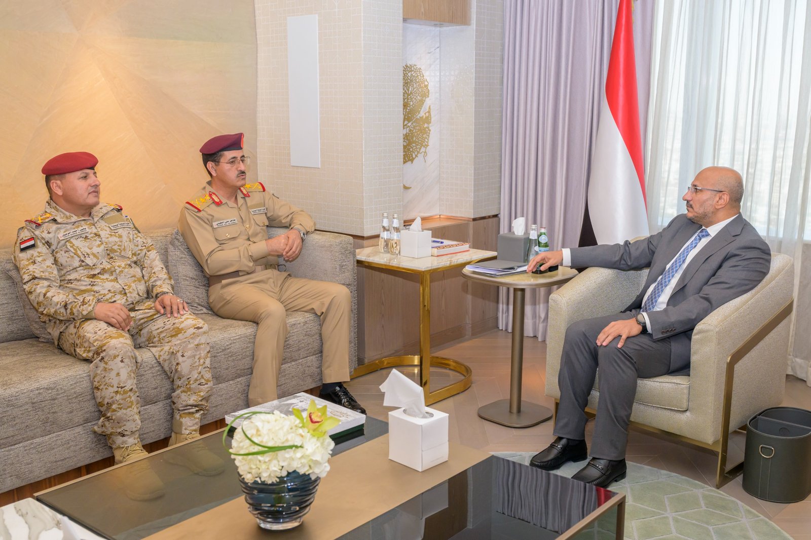 عضو مجلس القيادة طارق صالح يستعرض مع وزير الدفاع أولويات المرحلة وسبل تعزيز البناء المؤسسي للقوات المسلحة