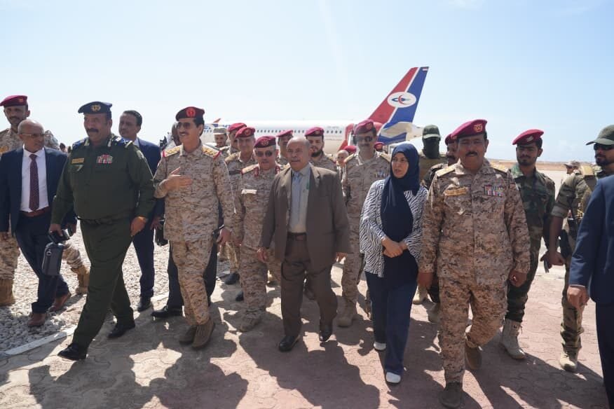 عضو مجلس القيادة الرئاسي محافظ حضرموت سالم الخنبشي يستقبل وفدًا حكومياً في المكلا