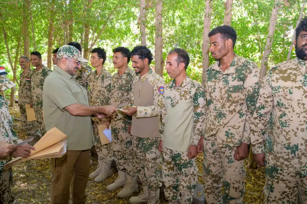 عضو مجلس القيادة طارق صالح يكرم كوكبة من أبطال بحرية المقاومة الوطنية وخفر السواحل