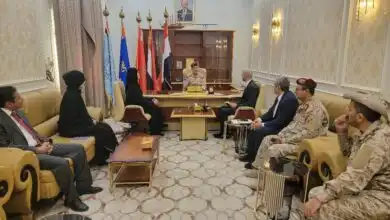 وزير الدفاع يبحث مع الصليب الأحمر تعزيز التعاون الإنساني
