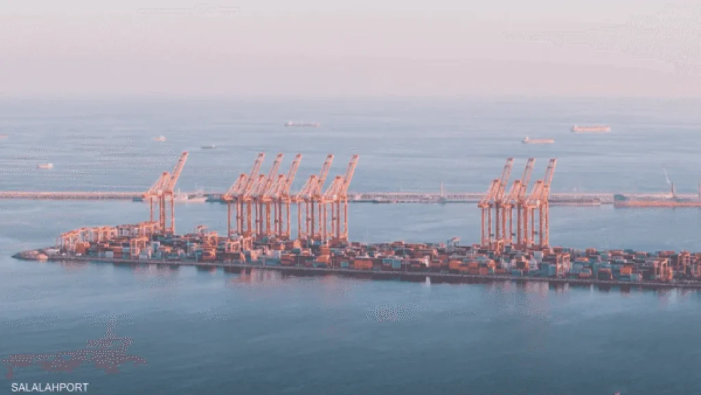 سلطنة عُمان: استهداف ميناء صلالة بطائرتين مُسيّرتين وإصابة وافد