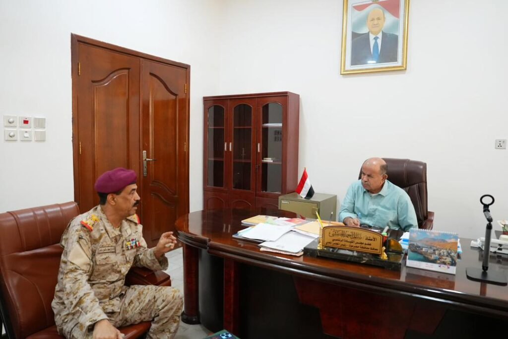 عضو مجلس القيادة سالم الخنبشي يناقش انتشار القوات بالمحافظة واستقرار المشتقات النفطية بساحل حضرموت