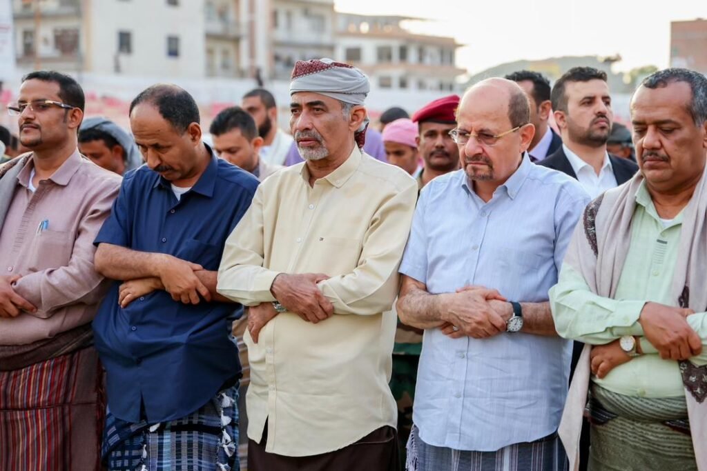 عضو مجلس القيادة الرئاسي محمود الصبيحي ورئيس الوزراء يؤديان صلاة عيد الفطر بعدن