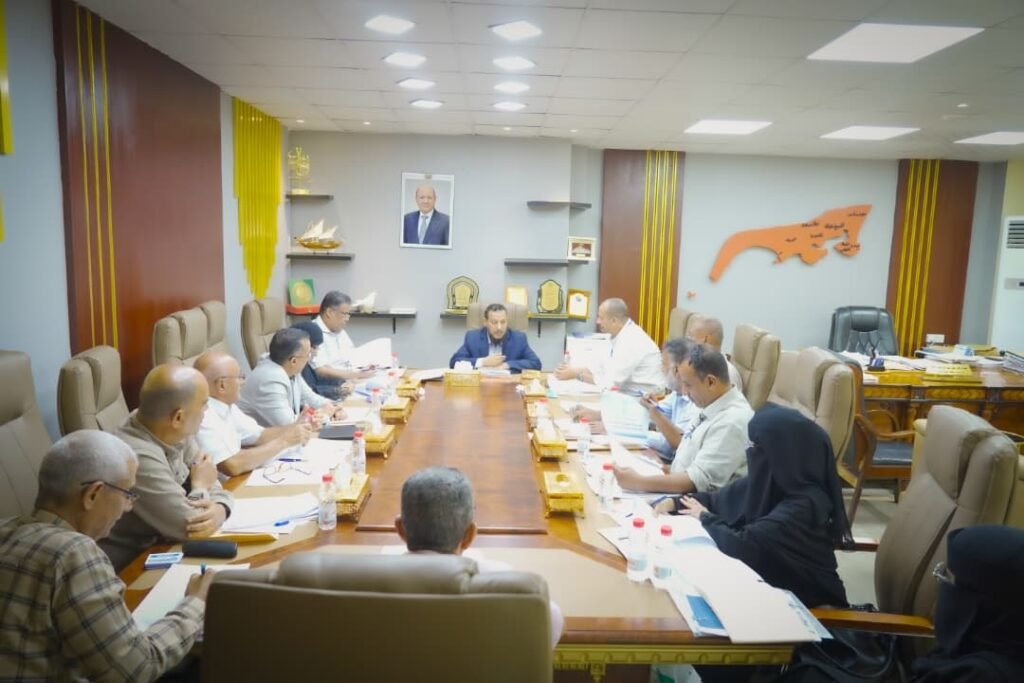 عدن.. اجتماع يناقش التحديات والصعوبات التي تواجه مؤسسة المياه والصرف الصحي وسبل معالجتها