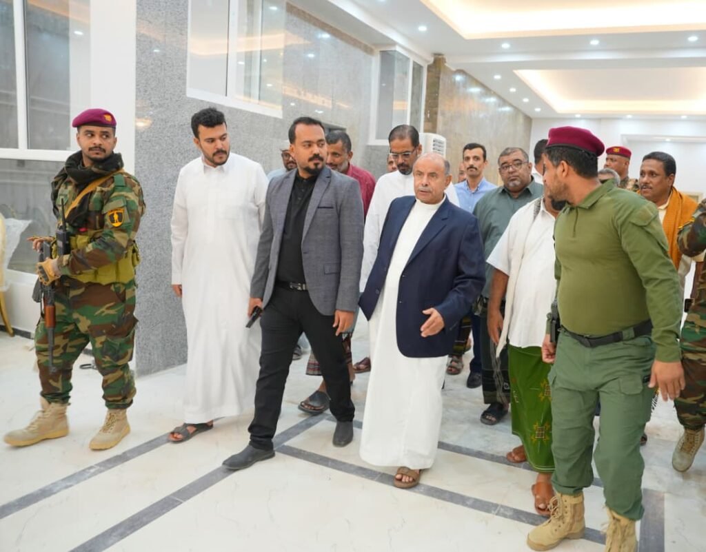 عضو مجلس القيادة سالم الخنبشي يتفقد أعمال صيانة وترميم القصر الجمهوري بمدينة المكلا