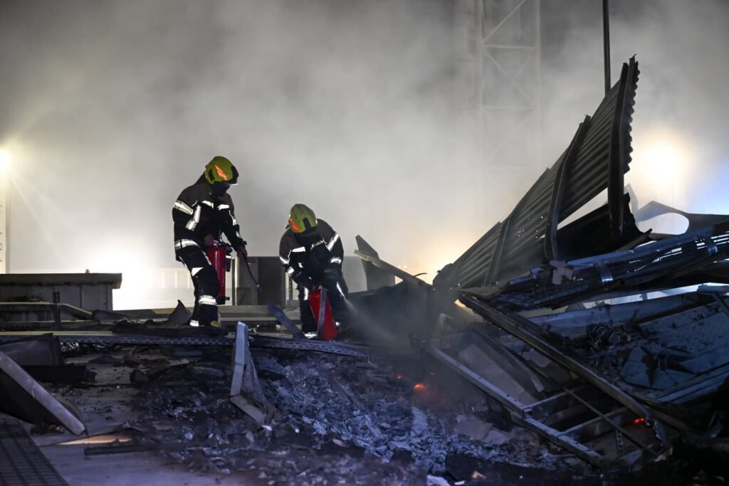 البحرين: السيطرة على حريق في منشأة استهدفها العدوان الإيراني