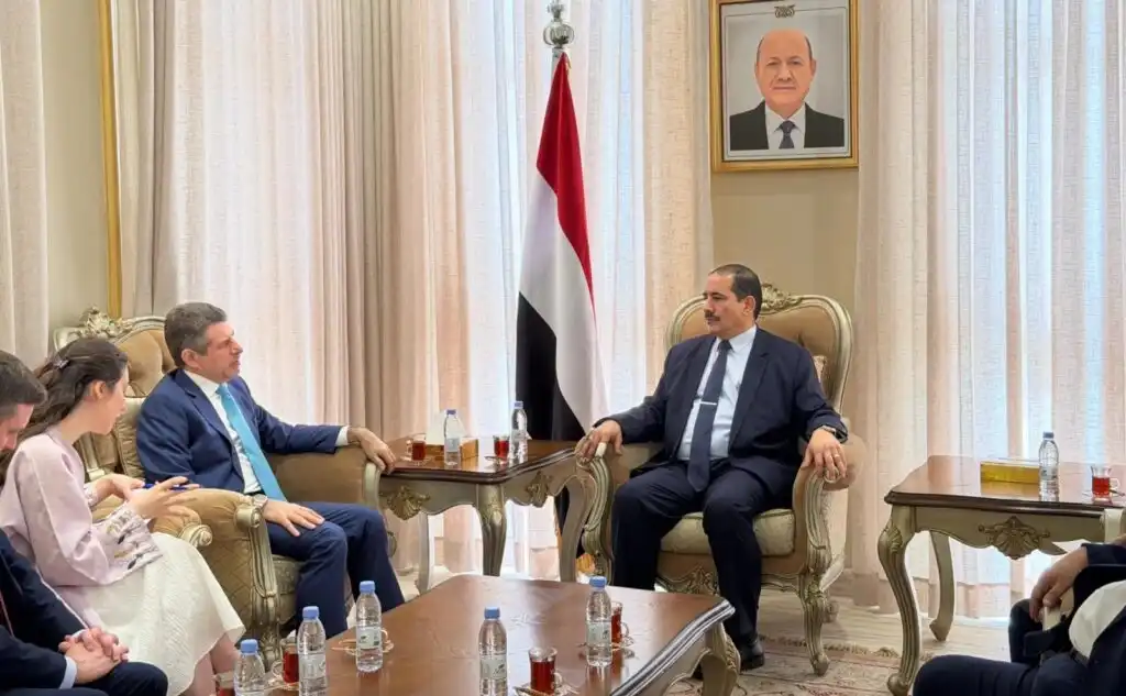 وزير الداخلية يبحث مع السفير الأمريكي تعزيز التعاون الأمني