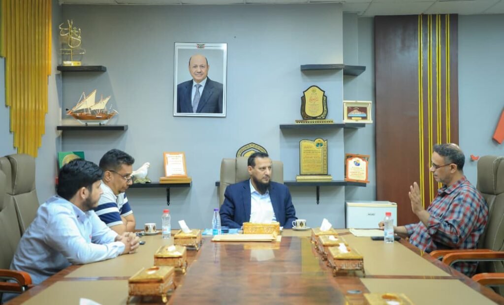 وزير الدولة محافظ عدن يناقش تطوير خدمات البريد