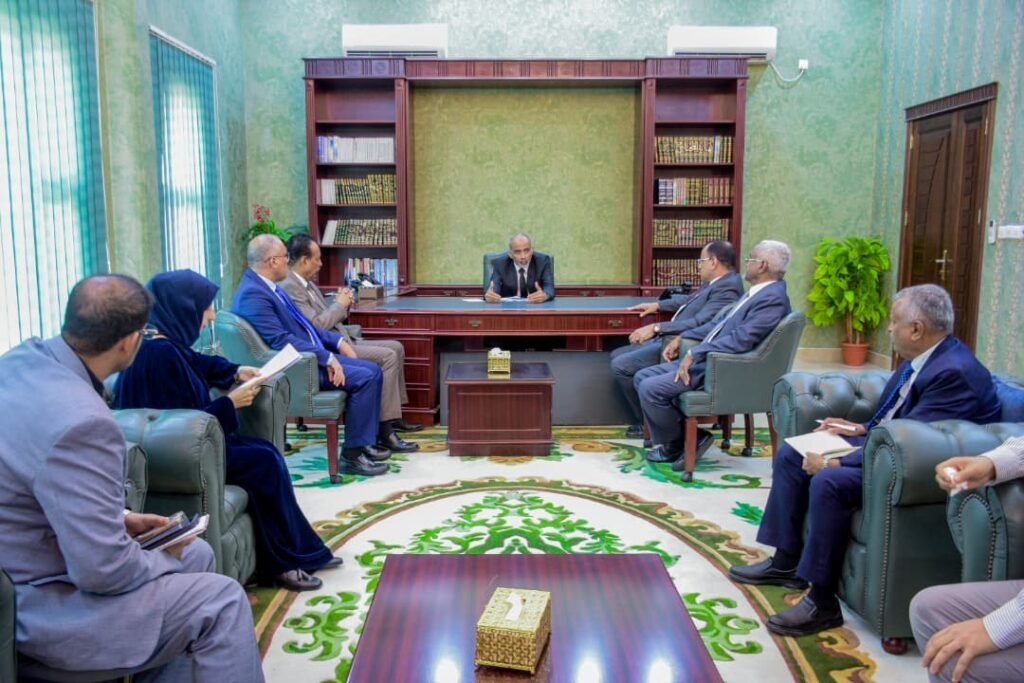 عضو مجلس القيادة الرئاسي محمود الصبيحي يناقش مع عدد من الوزراء تطوير الأداء وتعزيز الخدمات