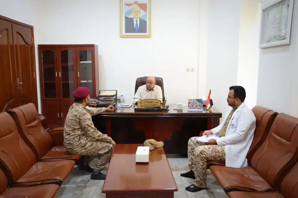 عضو مجلس القيادة سالم الخنبشي يناقش سبل تطوير مستشفى 24 إبريل العسكري واوضاع صندوق النظافة بوادي وصحراء حضرموت