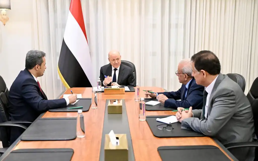 رئيس مجلس القيادة: استعادة مؤسسات الدولة تبدأ من استقرار المحافظات المحررة