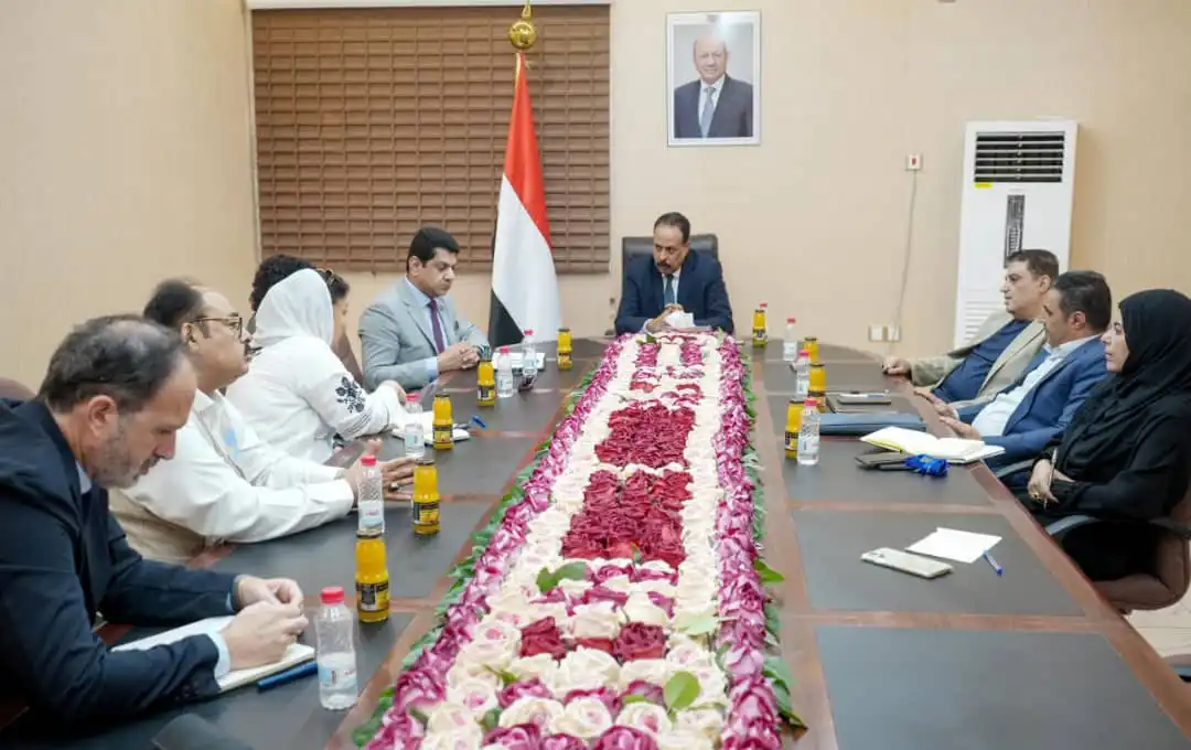 Le ministre des Travaux publics discute avec l'UNOPS des moyens de renforcer le soutien aux projets routiers.