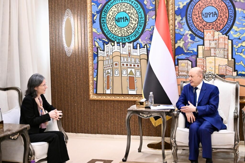 الرئيس العليمي يحذر من مخاطر النظام الإيراني في دعم المليشيات الإرهابية