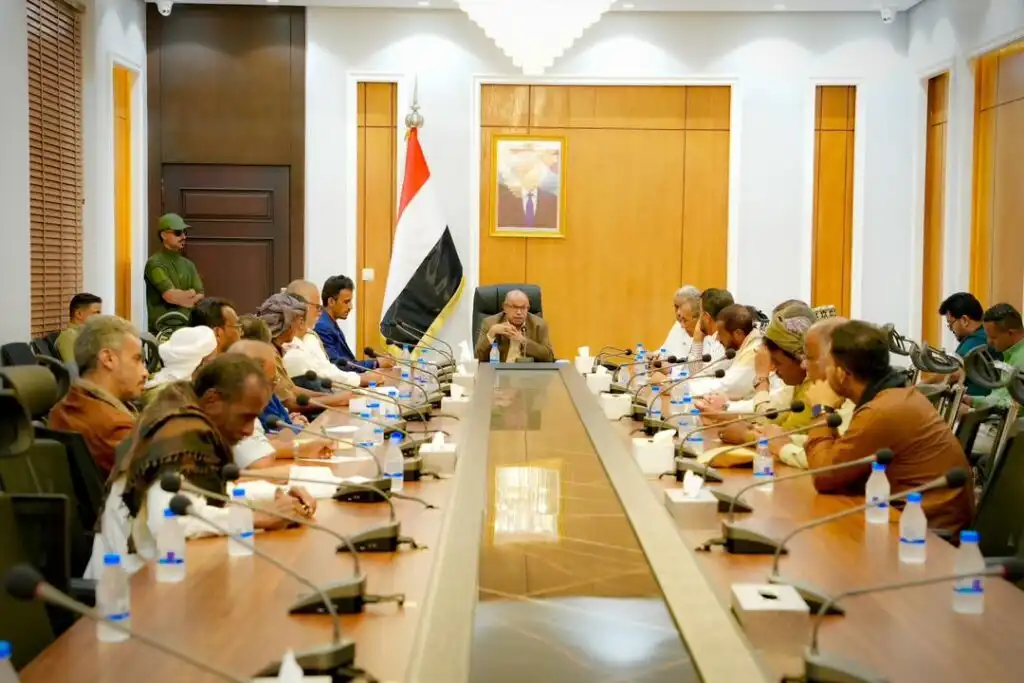 عضو مجلس القيادة سالم الخنبشي يؤكد على الدور المحوري للأحزاب السياسية ومكونات المجتمع المدني في ترسيخ دعائم الأمن والاستقرار