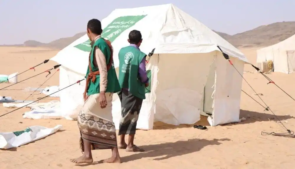 مركز الملك سلمان للإغاثة يوزّع 103 خيام في الجوف