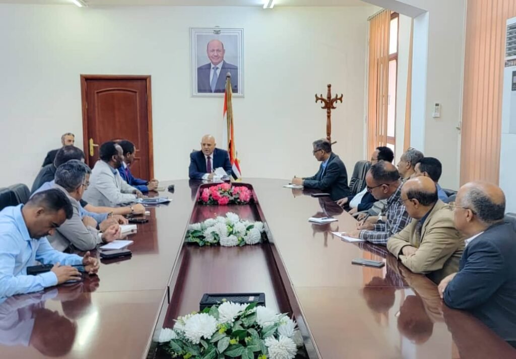 محافظ تعز يبحث سبل تعزيز الاستجابة الإنسانية مع برنامج الأغذية العالمي